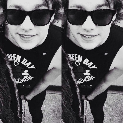 mukegiggles:  hand on the crotch (◕‿◕✿)