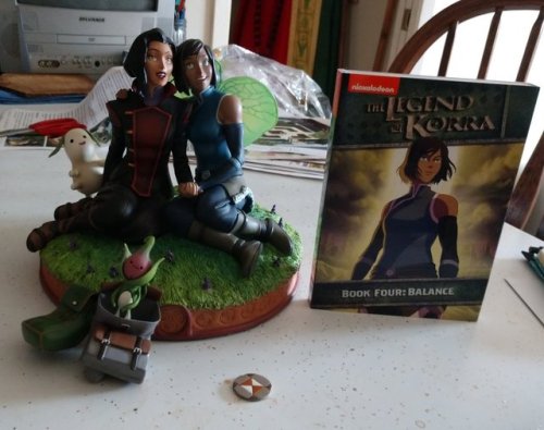 bisexualbaker: [Image: Sculpture of Korra and Asami (from The Legend of Korra) cuddled up next to ea