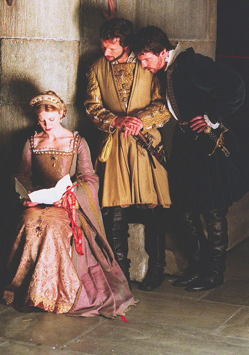 amyandrobbiedudley: Henry VIII (2003) Edward Seymour and Thomas Seymour looking at the message Jane 