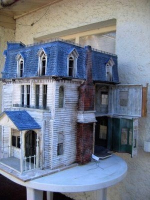 sacre-phantasm:  Haunted doll houses. Awesome!  A lovely collection of other miniature haunts.