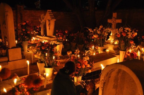 escandalos-textuales:  michoacanaaaa:neomexicanismos:Los panteones de México en Día de MuertosQue chulada 