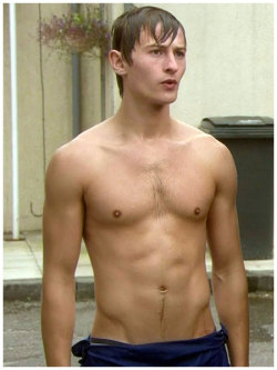 famousmennakeduk:  elliott tittensor naked