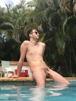 alanh-me:    25k+ follow all things gay, naturist and “eye catching”   