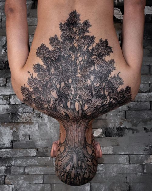 ig: tattooer_intat back;blackw;flower;head;tree