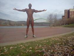 hoodfreak86:  carmenvita:  gam1069:  naked hunky black man in public places  carmenvita  Yasss work