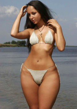 thewiderthehipsthedeeperthedip:  Love those sexy wide hips…http://thewiderthehipsthedeeperthedip.tumblr.com/