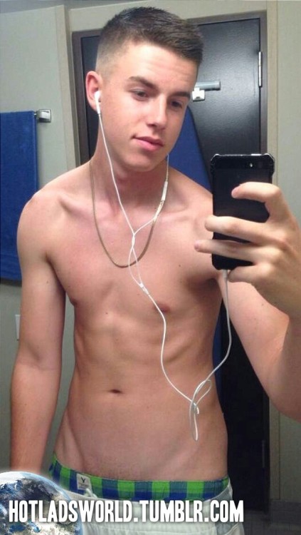 dreamfox1999:  Very cute dude with shaved crotch, excellent !  I’d buy that for a dollar