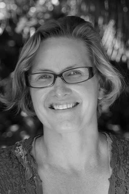 A smiley black and white shoulders-up headshot of Sarah Golding