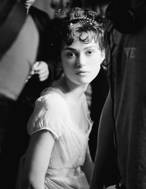 vivalcli:Keira Knightley on the set of Pride & Prejudice 2005