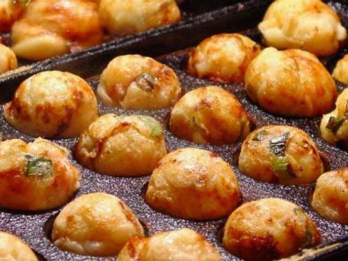 atmeal012:Takoyaki（たこ焼き）“Tako” means octopus in Japanese.It contains pieces of octopus and some vegi