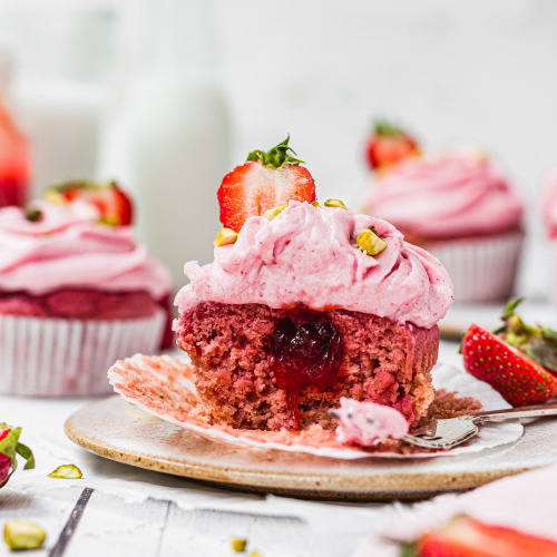 fullcravings:Vegan Strawberry Cupcakes (GF Option)