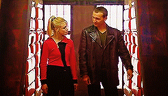 capinejghafa:  the doctor &amp; rose + holding hands 