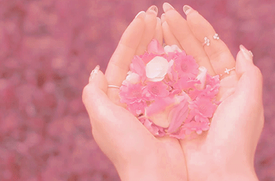 solosuho:  When I look at you Pink foundationsAll starts blushing my red two cheeksCan you hear my heart runningOh you oh youI’m Your Flower Flower Flower   (♕)     