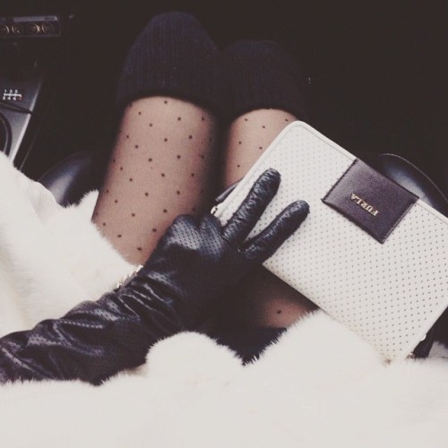 heelswhore: heelsbootsgloves: Double tap &amp; tag someone who loves gloves ❤ #HeelsBootsGloves 