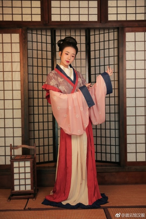 Traditional Chinese hanfu by 擷秀 and 踏云馆