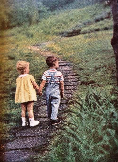 justenoughisplenty:September, 1960Photo by: Doris Pinney