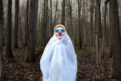 smackadelicious:  shebecamediamonds:  fallen-angelsofgallifrey:  sixpenceeeblog:    People Are Being Warned About Scary Clowns Luring Kids Into The Woods   Article by David Mack/BuzzFeed Residents of a South Carolina town are on edge after being warned