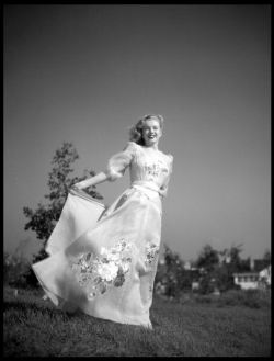 vintageeveryday:  Beautiful Black and White photographs of Marilyn Monroe in 1947. See more here…