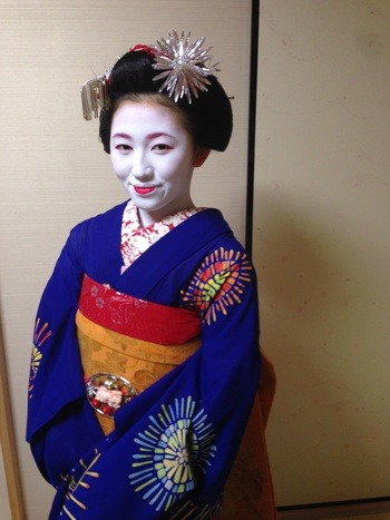 geisha-kai:  Maiko Koharu for August 2014 - navy fireworks kimono (SOURCE) Fireworks