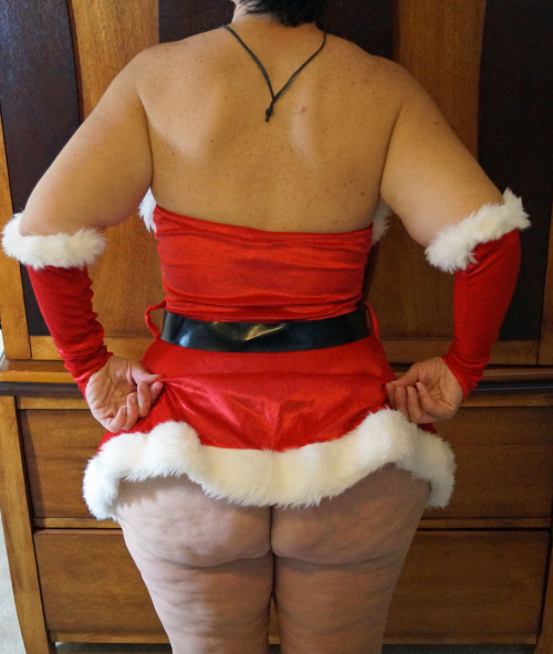 bigwhootycentral:  roundbottomwife:  Merry Christmas to all of my naughty friends! As of today I have over 5,000 followers, what a special Christmas gift!! Thank you all for following and sharing, your support, and special requests. Keep them coming!