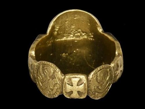 archaicwonder:Medieval Massive Gold Iconographic Glove Ring with Saints, Spanish, 16th Century ADA f