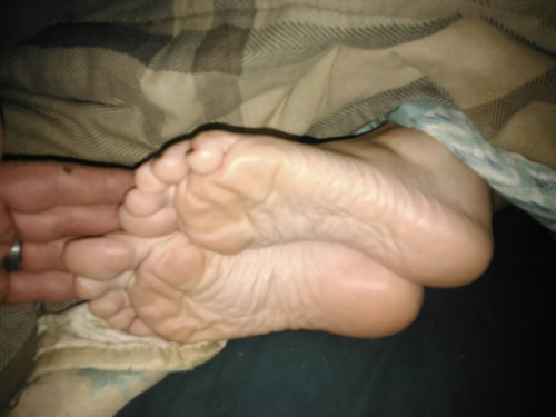 Enjoy these sexy feet. 