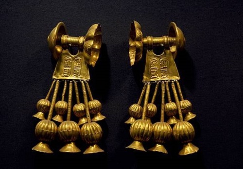 egypt-museum:Gold earrings of Seti IIThis ear ornament of King Seti II was found in 1908 with other 