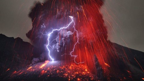 wonders-of-the-cosmos: Dirty thunderstorm A dirty thunderstorm (also volcanic lightning, thunder vol