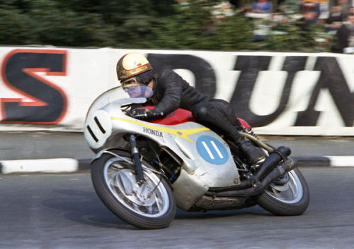 tulikas: Mike Hailwood Honda 1966 Junior TT  Quarter Bridge.