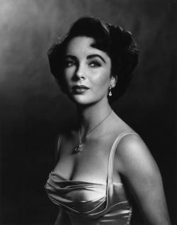 richardburtonsghost:  Elizabeth Taylor photographed