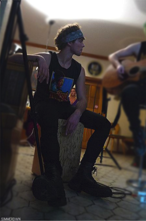 assston:  THIS PICTURE OF ASHTON FUCK ME IN THE ASS  LOOK AT HIS FEET LOOK AT HIS