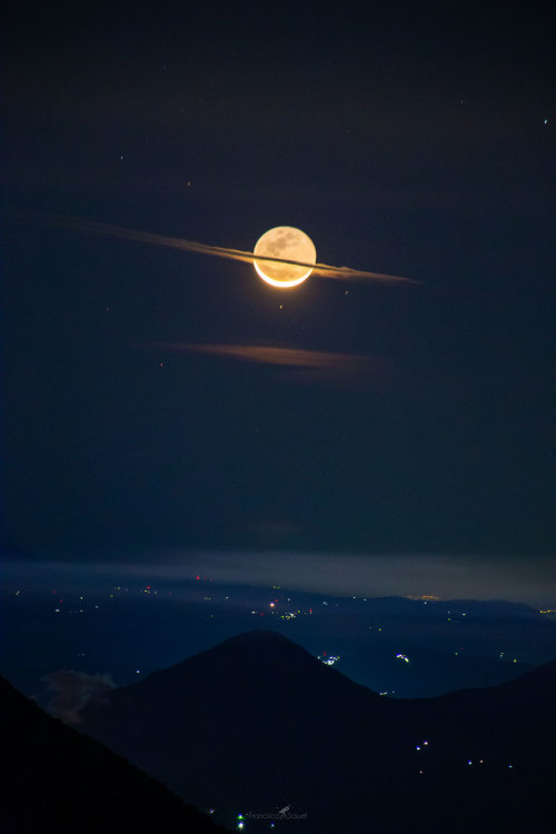 capturingthecosmos:A Moon Dressed Like Saturn via NASA ift.tt/2wb0VHU