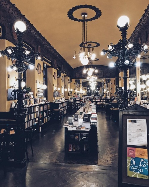 Innamorata di questo posto #magicofbooks #coffeeholic #library (presso Antico Caffè San Marco