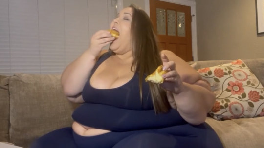 Sex ssbbwgoats:Boberry inhaling donuts to the pictures