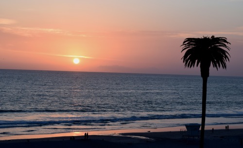 Sunset on Moonlight beach in San Diego