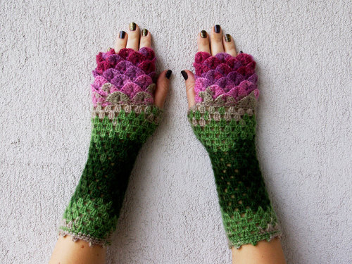 sosuperawesome:  Dragon arms from Etsy shop mareshop  Browse more curated gloves or dragons So Super Awesome is also on Facebook, Twitter and Pinterest 
