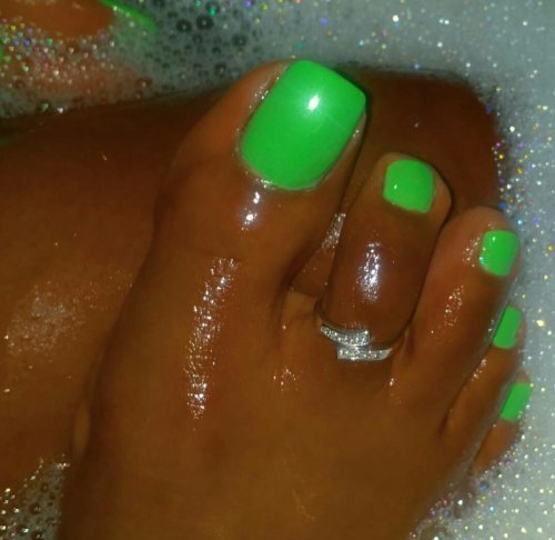 ebonytoesandfeetblk: www.instagram.com/she_does_themost/ Look at these Green Apple toes so s