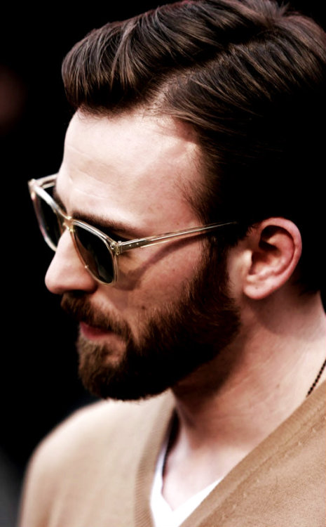 cinnamon-byuns:Birthday Presents for Gracie:Chris Evans’ profile