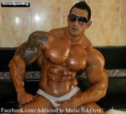 OMG a living muscular God!  Delts, biceps, pecs and abs are amazing.