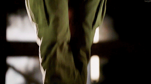 lucyyh:Shirtless Oliver, a series: 2x12 Tremors.For @allimariexf Bonus:
