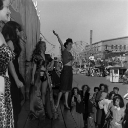 sunsetgun:  Gypsy Rose Lee with performers in Memphis, Tenn., 1949.