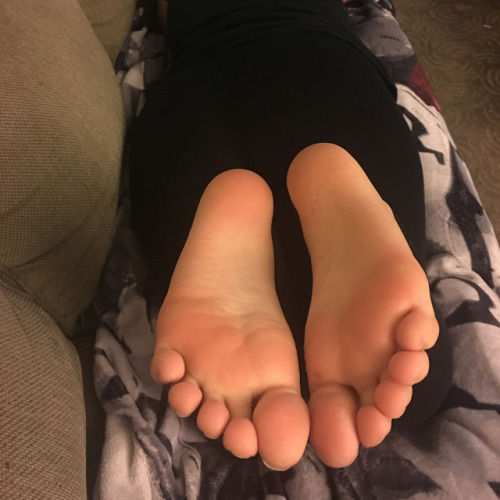 Sorry for being inactive I will try to make it up to guys with new pictures and videos :)#leiasfeet