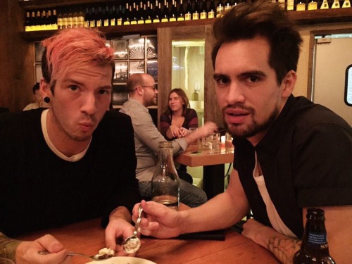 ukulelee-screamo:Josh Dun at restaurants appreciation. 