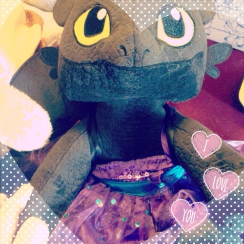 littlekitto:  !!!!!  Date night started with Daddy bringing home a present for me! He said he picked up Toothless who flew alllll the way from Berk to be with me and had a special letter for me! Toothless (who is named Toofwess for little speak ^_^) is