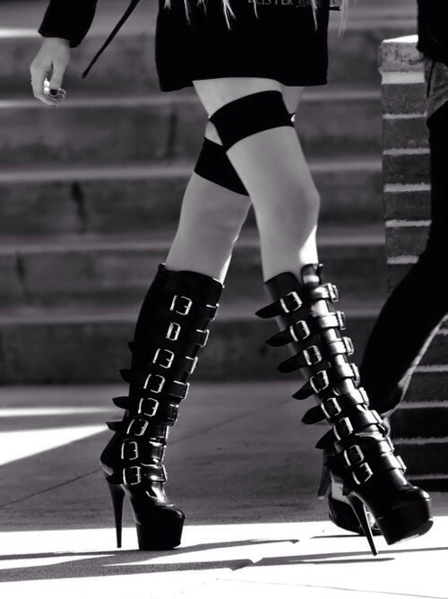light-me-up-momsen:  Taylor Momsen + legs/shoes.