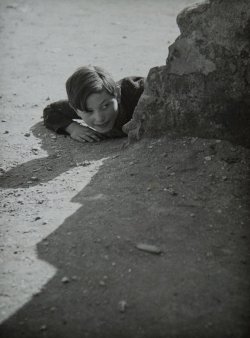  L’enfant à la rue, ca 1950, Robert Doisneau. (1912 - 1994) 