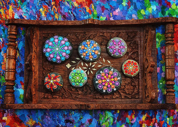 moonblossom: the-awesome-quotes:  Artist Paints Ocean Stones With Thousands Of Tiny