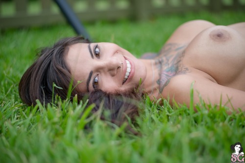 beautifulgirlsmakemesuicidal:  Linzz Suicide 