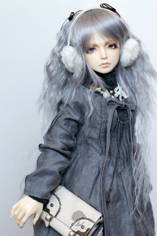lady of eternal winter
Valyntine (V-noss version) is a Roserindoll Dino head with a faceup by Meggilu and a Volks Unoss body. Her pintuck dress is by KABA and the mock turtleneck is by Lush Berry. Her earmuffs are by Syrup*Bunny, the bag is by...