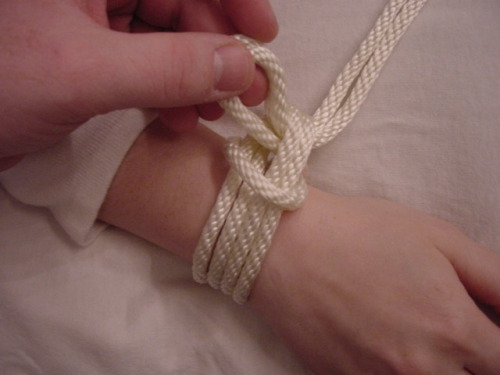 dare-master:  Wrist (Ankle, Waist, Thigh, etc.) Catch This is a very good knot to use if you expect your partner to struggle. This knot stands out from others because it will not tighten down if pulled on and is a very important safety feature. Step 1